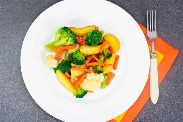 Ångade grönsaker potatis, morötter, blomkål, Broccoli — Stockfoto