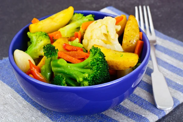 Gestoomde groenten aardappelen, wortelen, bloemkool, Broccoli — Stockfoto