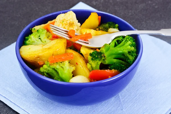 Ångade grönsaker potatis, morötter, blomkål, Broccoli — Stockfoto
