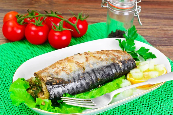 Kereviz ve maydanoz bir sos Hindistan cevizi M ile doldurulmuş uskumru