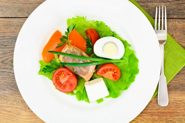 Salmón, lechuga, tomate y pimiento dulce con huevo — Foto de Stock