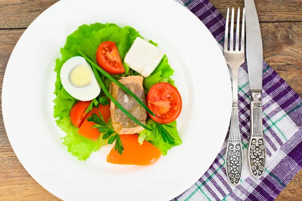 Zalm, sla, tomaat en paprika met ei — Stockfoto