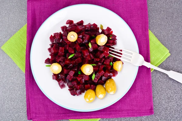 Салат из свеклы и маслин — стоковое фото