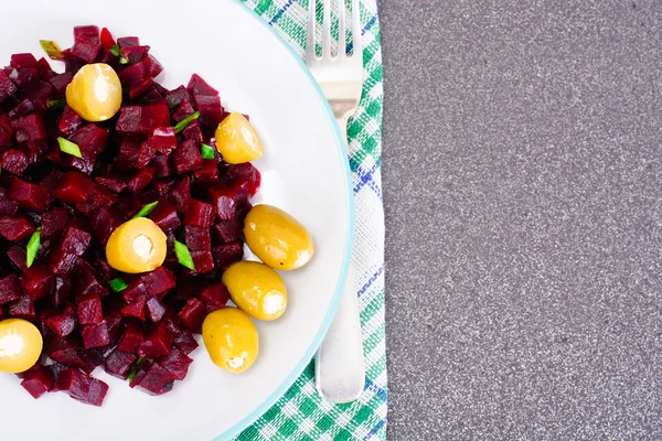 Салат из свеклы и маслин — стоковое фото