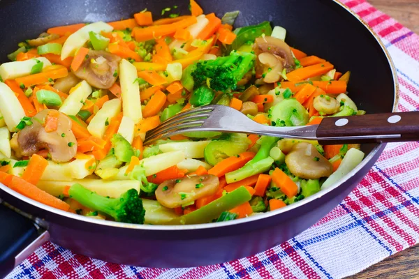 Ångkokt potatis, morötter, lök och svamp — Stockfoto