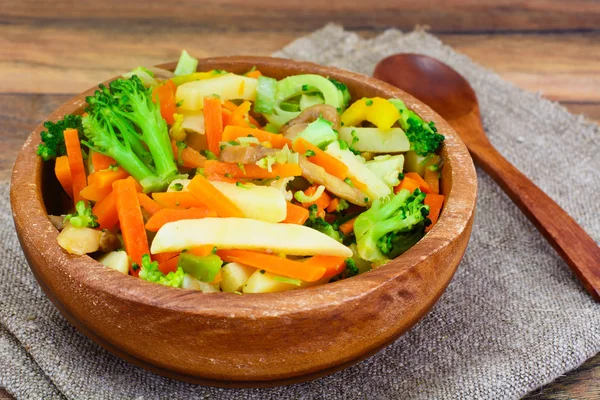 Légumes cuits à la vapeur Pommes de terre, carottes, oignons et champignons — Photo