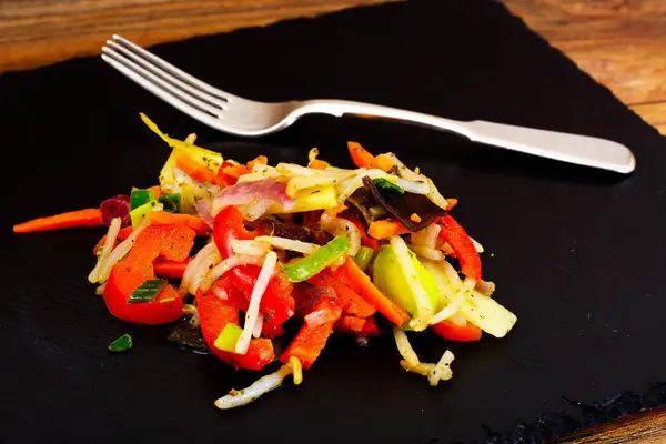 Estofado vegetal chino. Paprika, guisantes, zanahorias. Alimento dietético —  Fotos de Stock