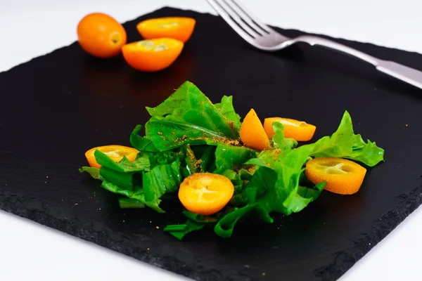 Salada de alho selvagem com Kumquats — Fotografia de Stock