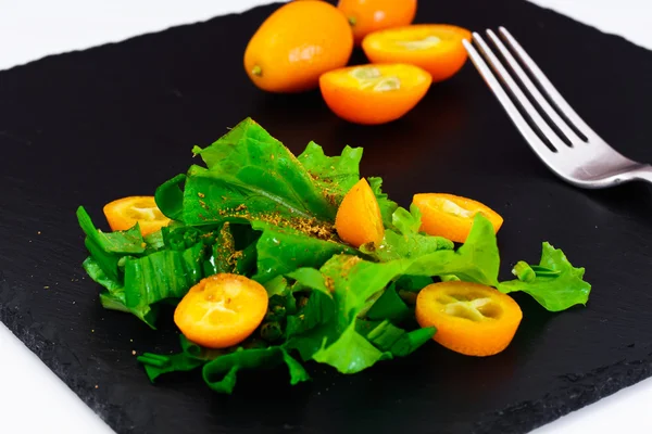 Salada de alho selvagem com Kumquats — Fotografia de Stock