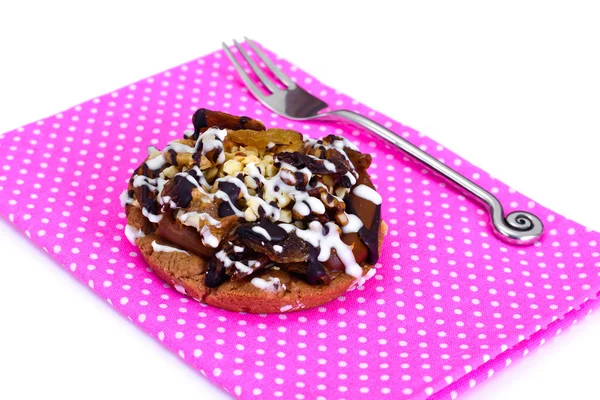 Hembakade kakor: Tårta på tallrik med nötter, choklad och russin — Stockfoto