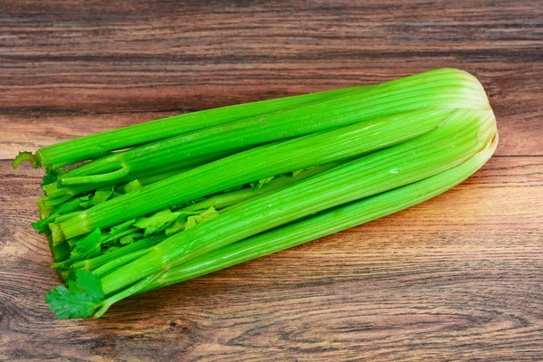 Färskt saftigt selleri på Woody bakgrund — Stockfoto