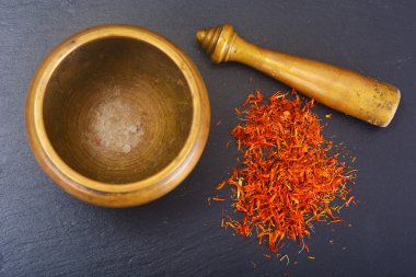 Sağlıklı yemekler pişirmek için baharat: safran.