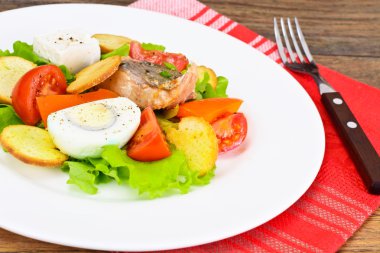 Somon, marul, domates ve yumurta ile tatlı biber