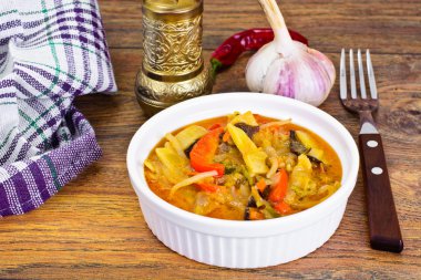 Fasulye filizi ile biber, mantar Mun, soğan, bambu Sh