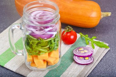 Kabak, roka ve cam kırmızı soğan salatası