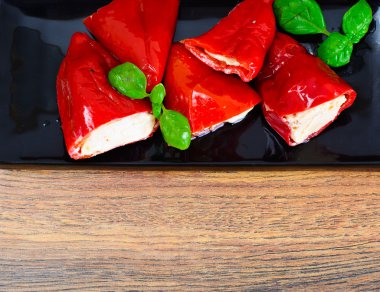 Keçi peyniri ile doldurulmuş biber