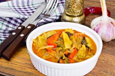 Fasulye filizi ile biber, mantar Mun, soğan, bambu Sh