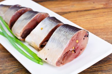 Kızılcık ve baharatlı tuzlu uskumru.