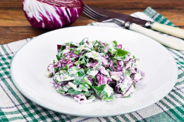 Marul, Radicchio ve doğal düşük yağlı yoğurt. Diyet yemek