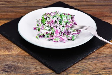 Marul, Radicchio ve doğal düşük yağlı yoğurt. Diyet yemek