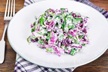 Marul, Radicchio ve doğal düşük yağlı yoğurt. Diyet yemek