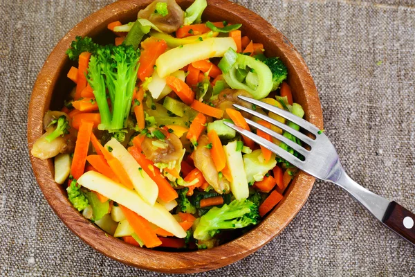 Légumes cuits à la vapeur Pommes de terre, carottes, oignons et champignons — Photo
