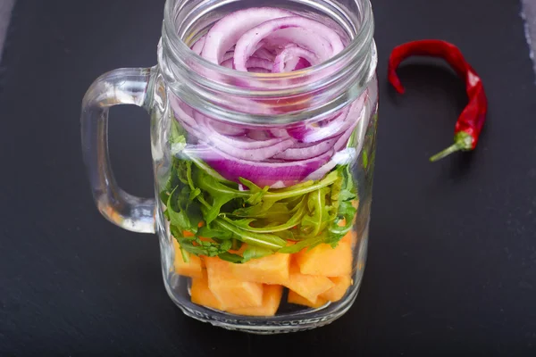 Kabak, roka ve cam kırmızı soğan salatası