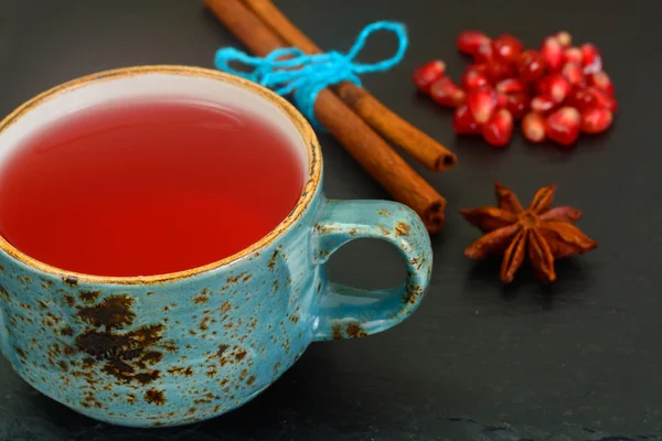 Té rojo con hermosa taza, decorado con canela y granada — Foto de Stock