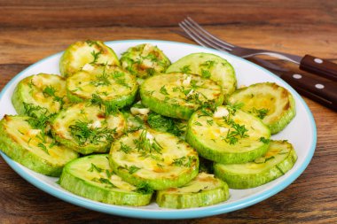 Peynir ve baharat ile kızarmış kabak