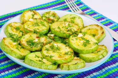 Peynir ve baharat ile kızarmış kabak