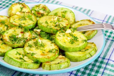 Peynir ve baharat ile kızarmış kabak