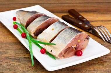 Kızılcık ve baharatlı tuzlu uskumru.