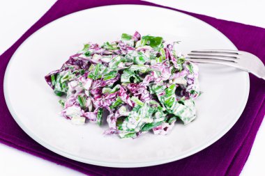 Marul, Radicchio ve doğal düşük yağlı yoğurt. Diyet yemek