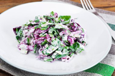 Marul, Radicchio ve doğal düşük yağlı yoğurt. Diyet yemek