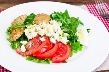 Roka marul ile tavuk fileto, yumurta ile domates