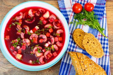 Pancar, domates ve kereviz çorbası