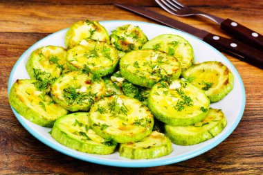 Peynir ve baharat ile kızarmış kabak