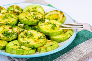 Peynir ve baharat ile kızarmış kabak