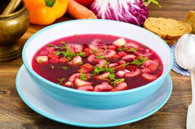 Pancar, domates ve kereviz çorbası