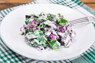 Marul, Radicchio ve doğal düşük yağlı yoğurt. Diyet yemek