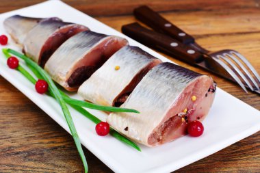 Kızılcık ve baharatlı tuzlu uskumru.