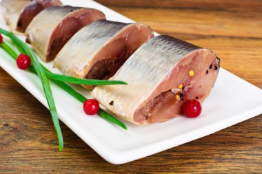 Kızılcık ve baharatlı tuzlu uskumru.