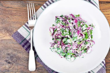 Marul, Radicchio ve doğal düşük yağlı yoğurt. Diyet yemek