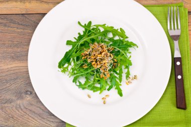 Roka Salatası ile beyaz plaka Germinated tahıl