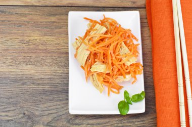 Havuç salatası, tuz, şeker, soğan, sarımsak, bitkisel yağ, balsami