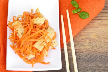 Havuç salatası, tuz, şeker, soğan, sarımsak, bitkisel yağ, balsami