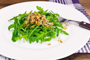 Roka Salatası ile beyaz plaka Germinated tahıl