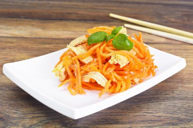 Havuç salatası, tuz, şeker, soğan, sarımsak, bitkisel yağ, balsami