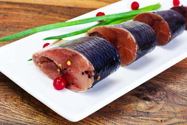 Kızılcık ve baharatlı tuzlu uskumru.