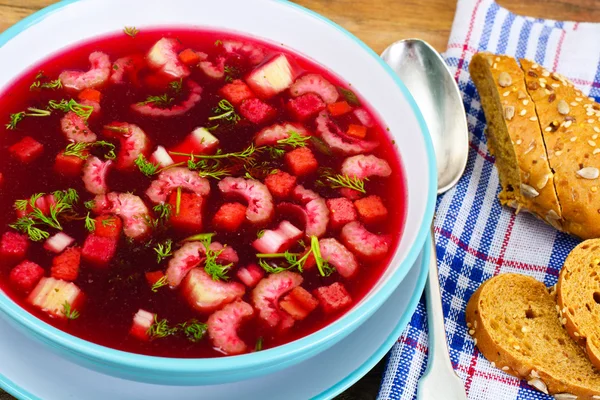 Pancar, domates ve kereviz çorbası